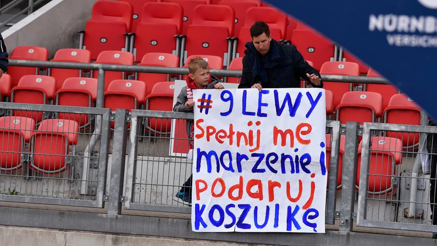 Mit einem Gruß auf Polnisch versucht dieser Fan, das Trikot von Robert Lewandowski zu bekommen.