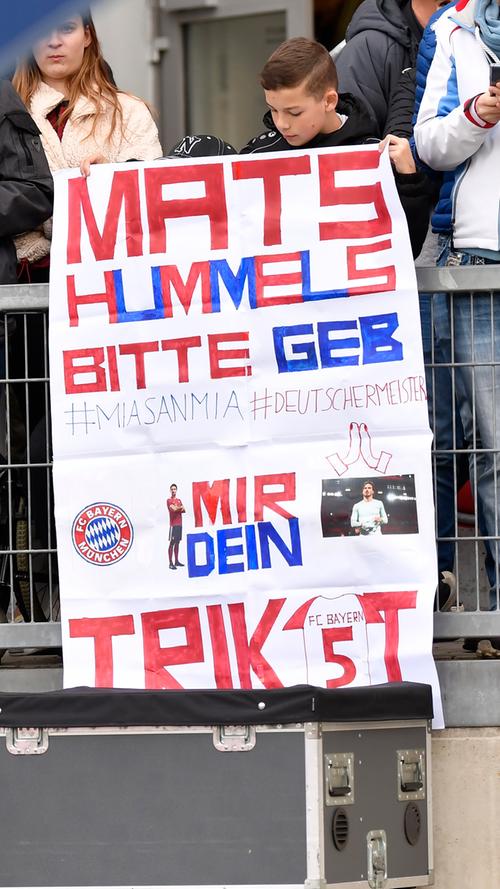Und dieser Fan hat es auf das Matchdress von Mats Hummels abgesehen.