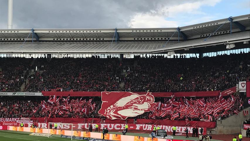 "Für uns - für euch - für München" lautet die Botschaft der Bayern-Fans.