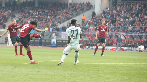 Nach einem doppelten Doppelpass mit Leibold beförderte Kerk den Ball mit Zug in Richtung Elfmeterpunkt, wo Eduard Löwen mit seiner kernigen Direktabnahme an Sven Ulreich scheiterte. Nicht aber Matheus Pereira! Nach dem Stressreflex des Bayern-Keepers legte sich der ballgewandte, in dieser Phase enorm formstarke Portugiese das Spielgerät an der Sechzehnergrenze zurecht. Und beförderte es mit Power und Präzision ins linke Eck des Gäste-Gehäuse. Es war eine wunderbare Szene - ein Glücksmoment, der zumindest in der rot-schwarzen Rezeption dieser Auseinandersetzung lange Bestand haben wird.