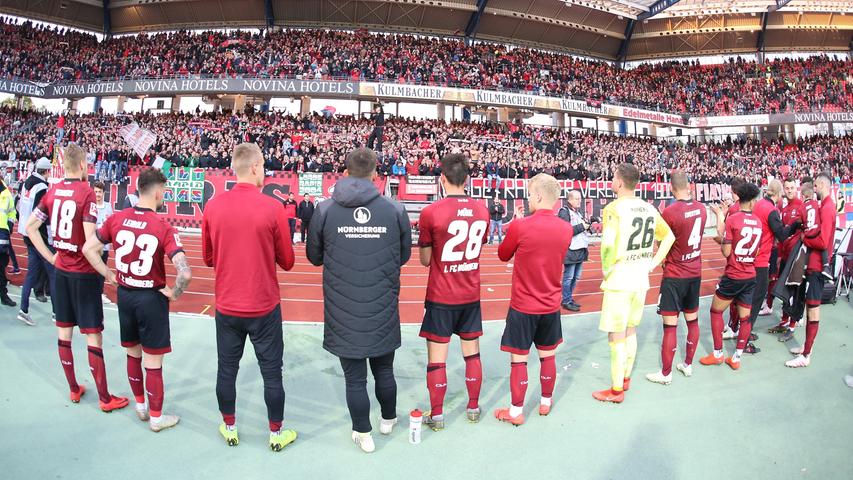 Trotz der Enttäuschung darf sich der Tabellen-17. der Bundesliga nach Abpfiff noch Applaus abholen. Die Fans waren sichtlich angetan von der engagierten Leistung der Schommers-Elf.