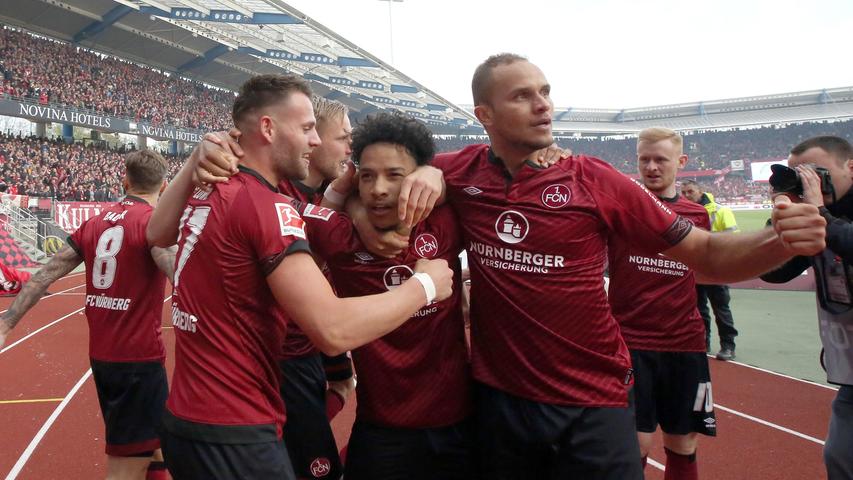 Mit Power und Präzision befördert der Brasilianer den Ball ins linke Eck der Bayern-Bude. Die Stadiondächer fliegen weg und Matheus Pereira die Herzen im Nürnberger Tollhaus zu - okay, die altbayerischen einmal ausgenommen. Vor der Nordkurve liebkosen die Kollegen den Traumtorschützen, für den der Wirkungstreffer gegen die Bayern die vierte Torbeteiligung in fünf aufeinanderfolgenden Spielen ist.
Mit Power und Präzision befördert der Brasilianer den Ball ins linke Eck der Bayern-Bude. Die Stadiondächer fliegen weg und Matheus Pereira die Herzen im Nürnberger Tollhaus zu - okay, die altbayerischen einmal ausgenommen. Vor der Nordkurve liebkosen die Kollegen den Traumtorschützen, für den der Wirkungstreffer gegen die Bayern die vierte Torbeteiligung in fünf aufeinanderfolgenden Spielen ist.