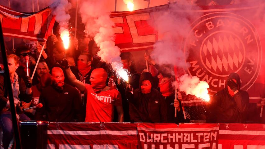Zu feiern ist eigentlich auch den Bayern-Fans nicht zumute - sie sorgen aber mit Pyrotechnik für Aufmerksamkeit.