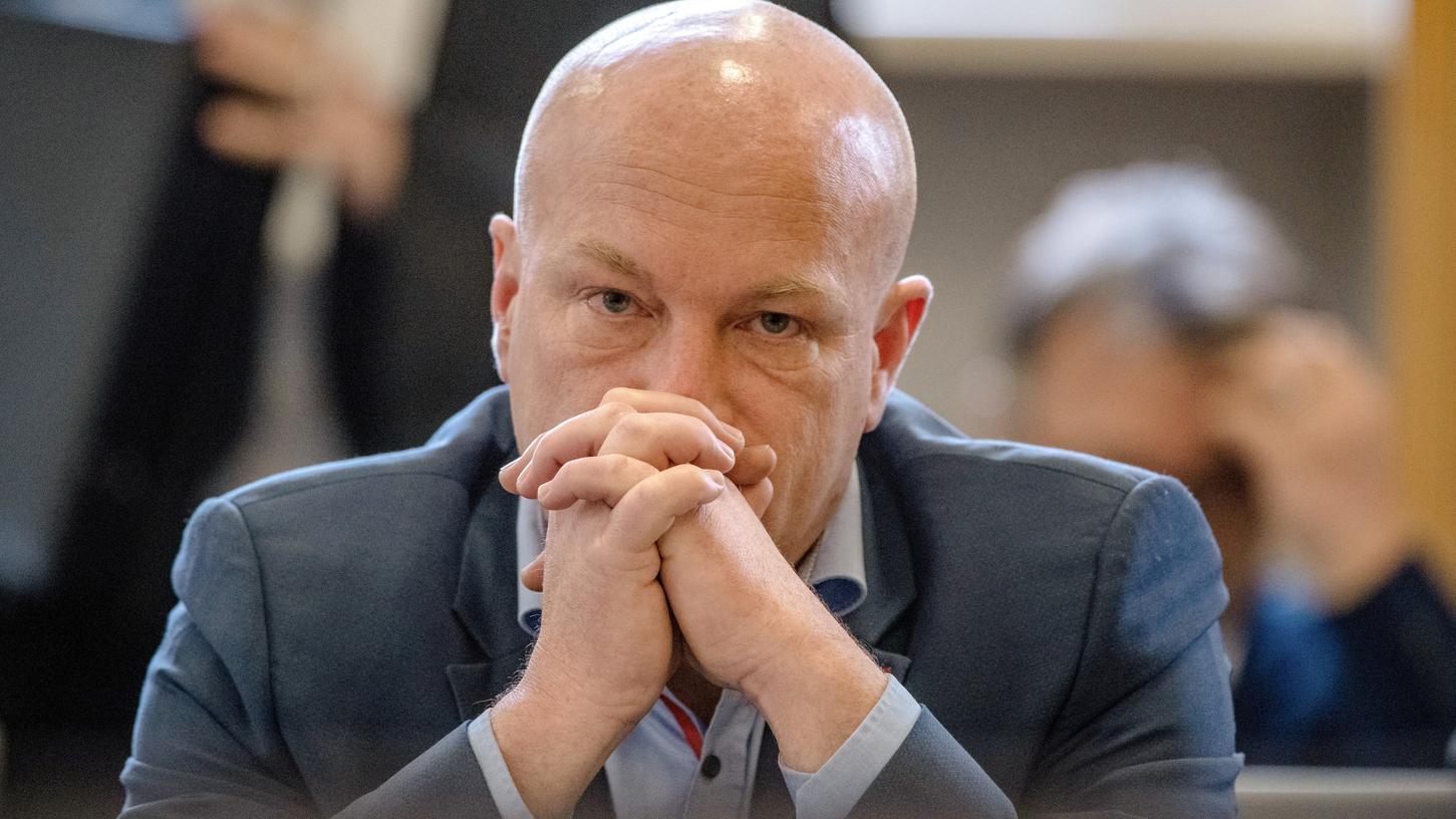 Joachim Wolbergs (SPD), der suspendierte Regensburger Oberbürgermeister, muss sich vor dem Landgericht verantworten.