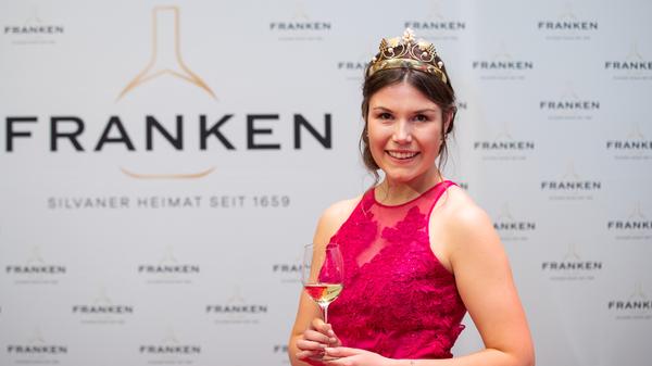 Die "Fränkische Weinkönigin" ist die gewählte Repräsentantin der fränkischen Winzer und wirbt auf den verschiedensten Veranstaltungen wie insbesondere Tourismusmessen für die fränkische Weinkultur. Die Institution "Fränkische Weinkönigin" gibt es schon seit über 60 Jahren, die 64. Amtsinhaberin heißt Carolin Meyer und stammt aus dem Landkreis Kitzingen. Zur Seite stehen ihr zahlreiche Weinprinzessinnen aus den fränkischen Weinorten.