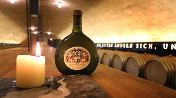 Wenn der Wein erst einmal in der Flasche angekommen ist, stellt sich Weinliebhabern immer die Frage: Wie lange kann man die Flasche daheim lagern? Als Faustregel für Verbraucher gilt: Je höher der Säuregehalt eines Weißweins liegt, desto eher eignen sie sich für eine lange Lagerzeit. Wer Rotwein lange aufbewahren will, sollte zu einer tanninreichen Sorte greifen.