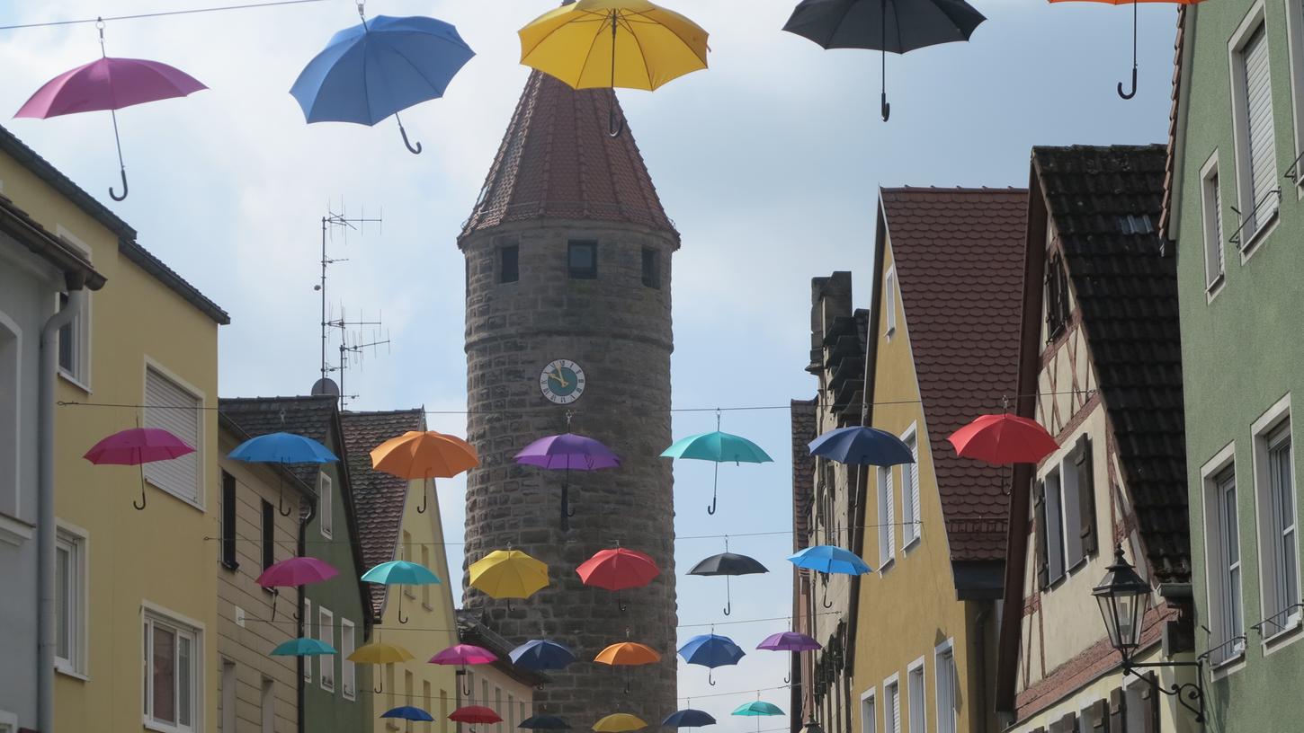 Mit bunten Regenschirmen sollen die Passanten auf die kleine Einkaufsstadt am südlichen Ende des Gunzenhäuser Marktplatzes aufmerksam gemacht werden.
