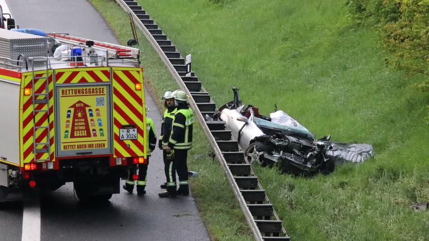 Früh am Dienstagmorgen verunglückte ein 20-Jähriger auf der A3 bei Nittendorf Richtung Passau tödlich. Er durchbrach mit seinem Sportwagen die Leitplanke und überschlug sich mehrfach. Ein Rettungshubschrauber landete auf der Fahrbahn, doch der Fahrer aus dem Landkreis Regensburg verstarb noch an der Unglücksstelle.
