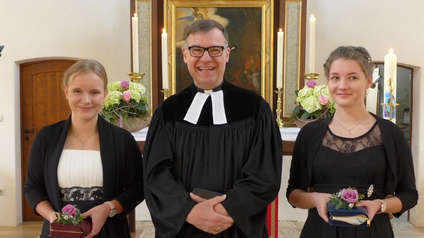 Zwei Konfirmandinnen aus Cronheim wurden von Pfarrer Karl-Heinz Brendel in Stetten konfirmiert.