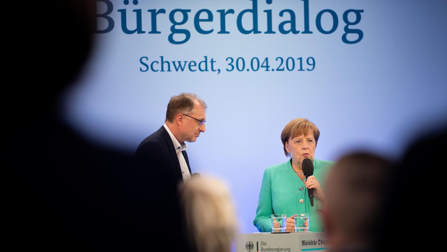 Bundeskanzlerin Angela Merkel stellte sich beim Bürgerdialog am Dienstag in Schwedt in der Uckermark den Fragen von rund 70 ausgewählten Bürgern. Zuvor hatte sie Spekulationen widersprochen, sie werde womöglich kurz nach der Europawahl ihren Rückzug aus dem Amt bekannt geben.