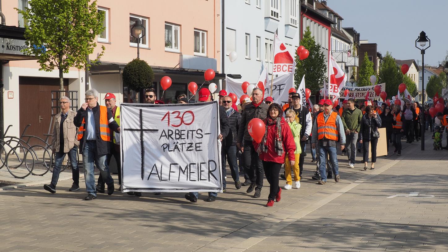 Mit Transparenten und Tröten zogen etwa 150 Menschen am Tag der Arbeit durch die Treuchtlinger Innenstadt. Es war der erste Demonstrationszug zum 1. Mai seit über 50 Jahren. Mit Transparenten und Tröten zogen etwa 150 Menschen am Tag der Arbeit durch die Treuchtlinger Innenstadt. Es war der erste Demonstrationszug zum 1. Mai seit über 50 Jahren.