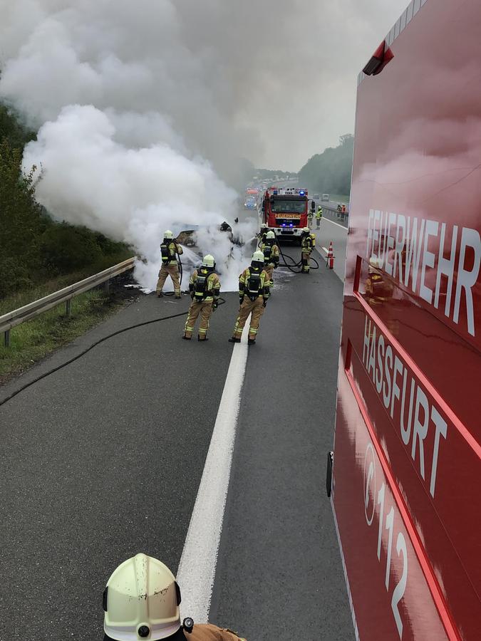 Aus dem brennenden Fahrzeugwrack stieg eine dichte Rauchsäule. Die Polizei sperrte die A70 komplett.