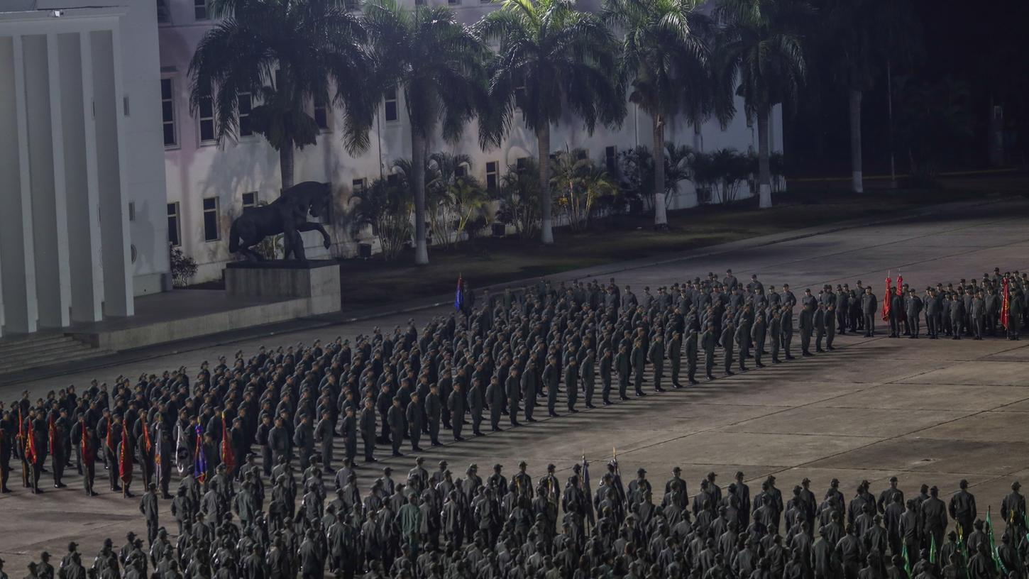 In Caracas ließ Maduro das Militär aufmarschieren.