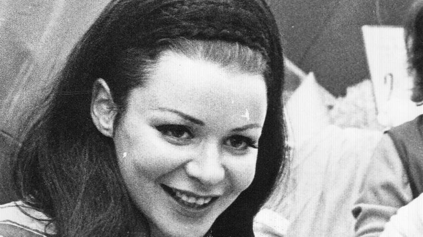Sie war die schönste Deutschlands: Gesine Froese. Hier gibt die charmante Schönheitskönigin im KWT-Kaufhaus am Weißen Turm Autogramme.  Hier geht es zum Artikel vom 5. Mai 1969: Eine Nürnbergerin ist die Schönste.