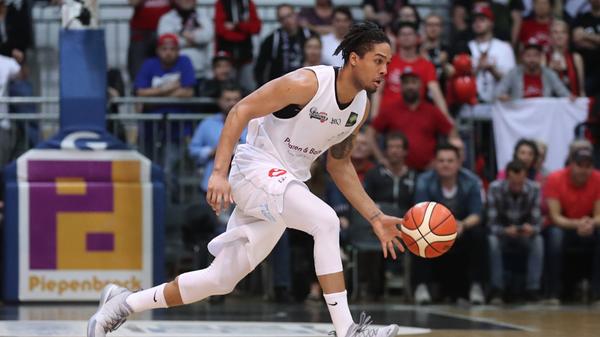 Der US-Amerikaner hatte den Traum von einer Karriere als Basketball-Profi nach dem College bereits beerdigt, dann bekam er einen Anruf aus Nürnberg. Der im Winter nachverpflichtete Parker bedankte sich unter anderem damit, dass er sich ohne Rücksicht auf Verluste in jeden Zweikampf schmiss.