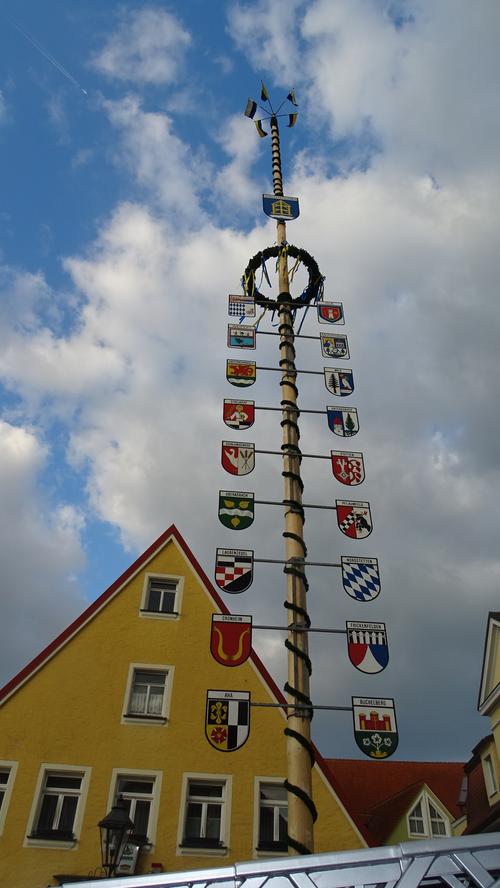 Fein geschmückt präsentiert sich der Maibaum am Gunzenhäuser Marktplatz.