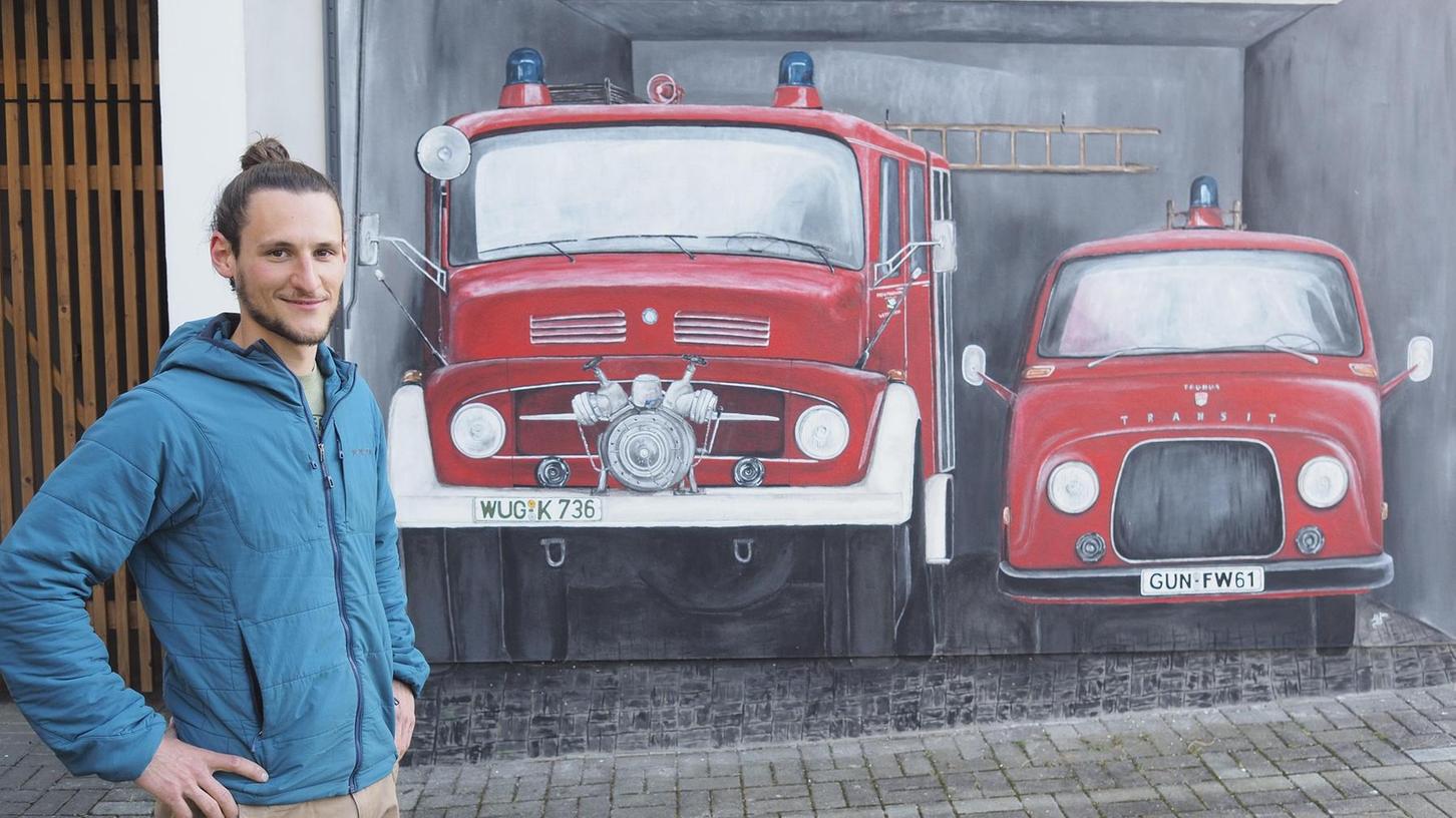 Der Künstler Mathias Haunstetter hat sein Wandgemälde am Wettelsheimer Feuerwehrhaus fertiggestellt. Mit Abtön-Farbe hat er seit September 2017 die beiden ehemaligen Fahrzeuge der Wehr verewigt.