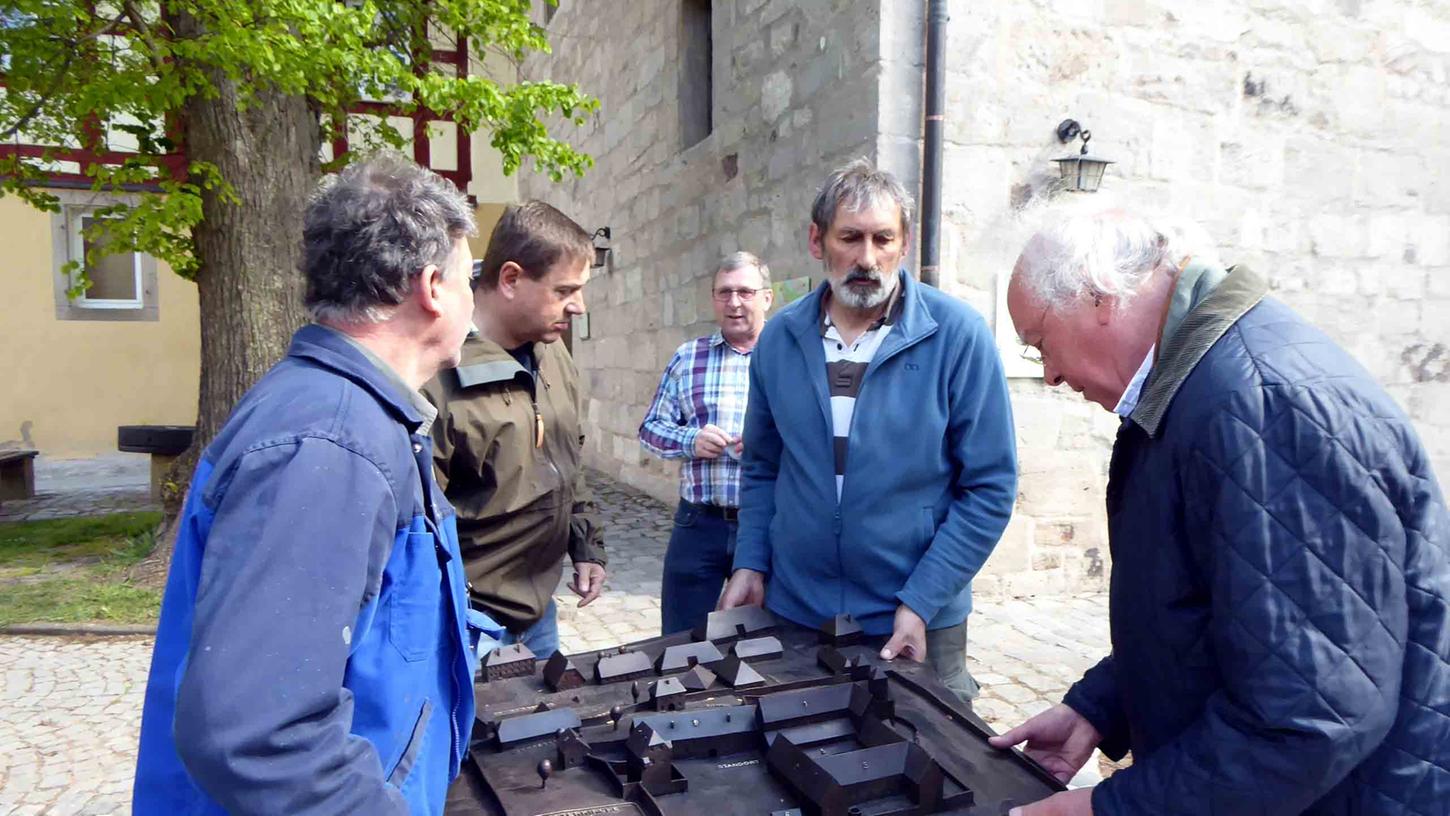 Millimetergenau wurde das Bronzemodell des Münchsteinacher Benediktinerkloster an der Front des Kirchenschiffes ausgerichtet.