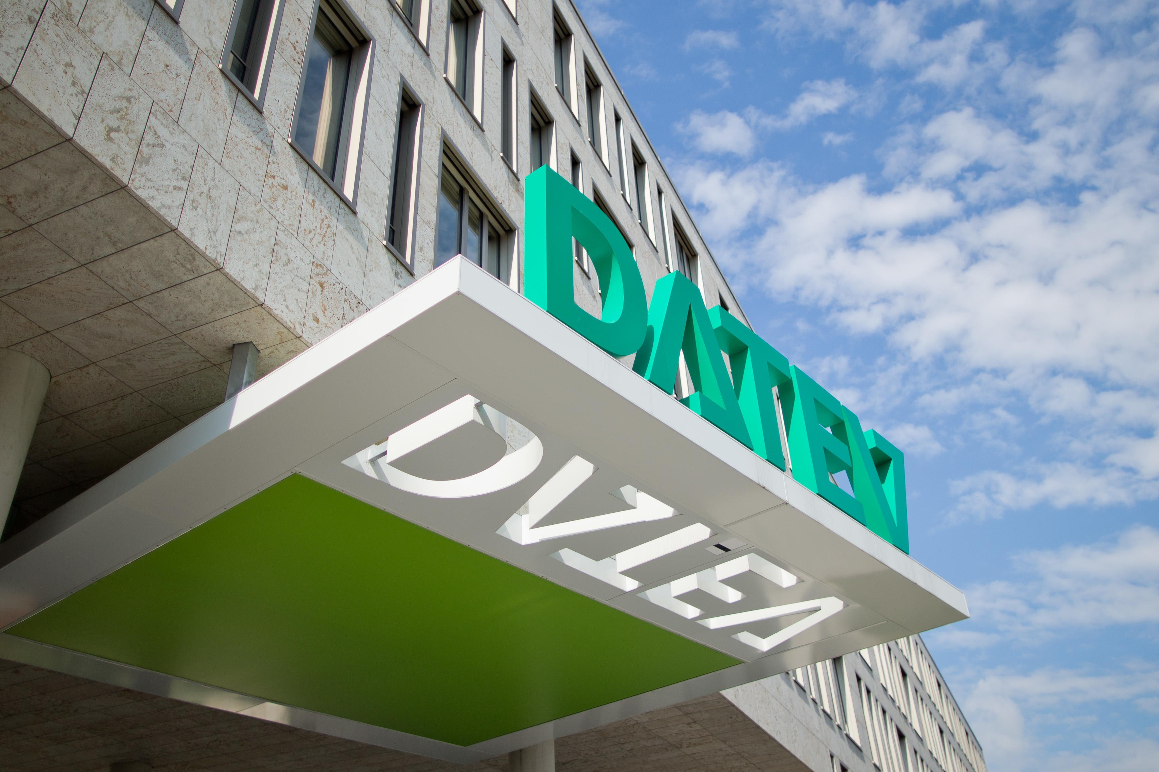 Platz 1 in Nürnberg: Die Datev ist als Dienstleister dick im Geschäft mit den Steuerberatern, will sich jetzt aber auch die Privatkunden als Markt erschließen. Sie hat im vergangenen Jahr beim Umsatz die Eine-Milliarde-Euro-Marke geknackt. Die Zahl der Mitarbeiter erhöhte sich 2018 im Jahresvergleich um 314 auf 7606.