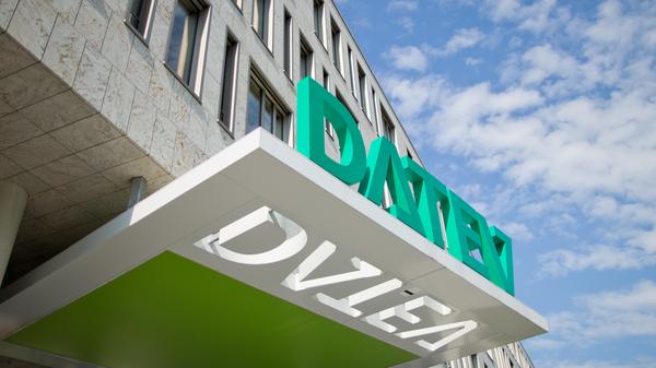 Platz 1 in Nürnberg: Die Datev ist als Dienstleister dick im Geschäft mit den Steuerberatern, will sich jetzt aber auch die Privatkunden als Markt erschließen. Sie hat im vergangenen Jahr beim Umsatz die Eine-Milliarde-Euro-Marke geknackt. Die Zahl der Mitarbeiter erhöhte sich 2018 im Jahresvergleich um 314 auf 7606.