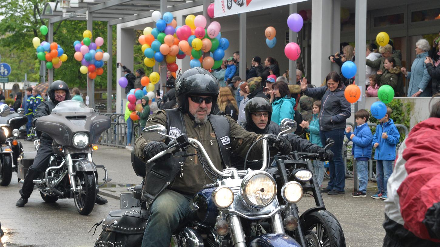 Was für ein großes Herz: 170 Biker trafen sich heute in Erlangen zum Motorradkorso "Toy Run", um kranken Kindern zu helfen.