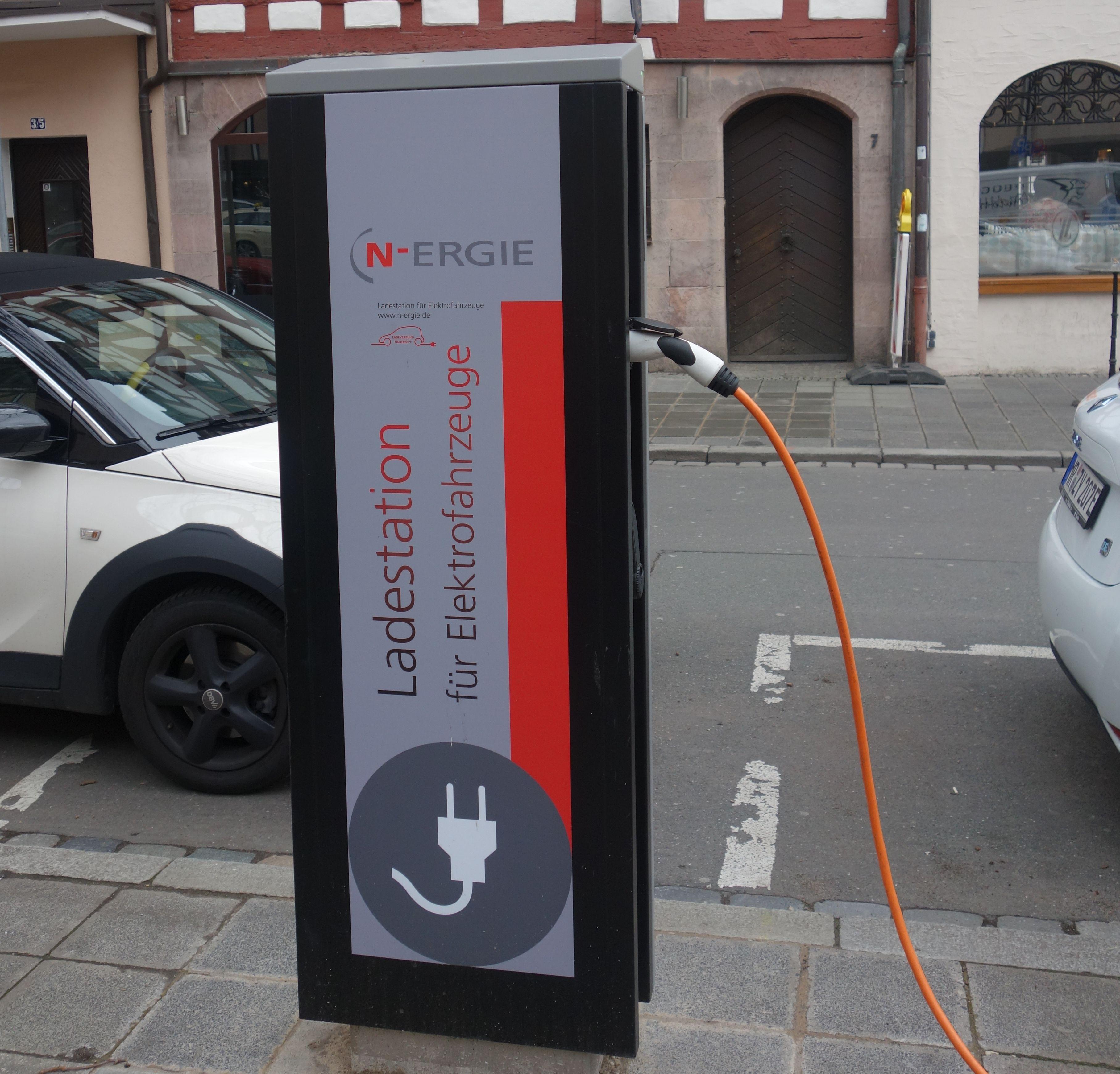 Der regionale Energiekonzern N-Ergie - unser Foto zeigt eine Ladestation für E-Autos des Unternehmens - hat seinen Sitz in Nürnberg und beschäftigt 2291 Arbeitnehmer. Der Umsatz kletterte im Jahr 2018 minimal auf 2,14 Milliarden Euro. Der Jahresüberschuss lag bei 15 Millionen Euro. An dem Unternehmen sind beteiligt: die Städtischen Werke Nürnberg GmbH und die Thüga AG.