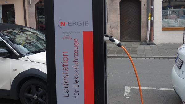 Der regionale Energiekonzern N-Ergie - unser Foto zeigt eine Ladestation für E-Autos des Unternehmens - hat seinen Sitz in Nürnberg und beschäftigt 2291 Arbeitnehmer. Der Umsatz kletterte im Jahr 2018 minimal auf 2,14 Milliarden Euro. Der Jahresüberschuss lag bei 15 Millionen Euro. An dem Unternehmen sind beteiligt: die Städtischen Werke Nürnberg GmbH und die Thüga AG.