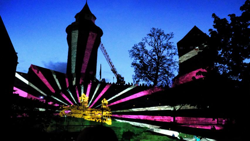 Die Blaue Nacht in Nürnberg ist ein Besuchermagnet, Zehntausende strömen in Nürnbergs Innenstadt um Kunst und Kultur zu bestaunen. Bereits im Dezember hatte die Stadt entschieden: Das Top-Event wird auch 2021 wegen der Corona-Pandemie ausfallen.