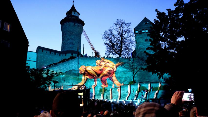 Die Projektionen an der Kaiserburg sind jedes Jahr aufs Neue das große Highlight bei der Blauen Nacht.