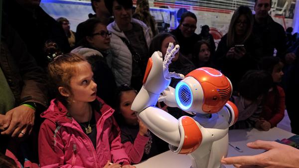 Zeit für große Kinderaugen: Die kleinen Roboter zogen so manchen Nürnberger in ihren Bann.