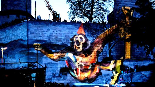 "Himmlische Reise" lautete der Titel, den die Burg-Projektion in diesem Jahr trug. Flinke Äffchen zogen hier alle Blicke auf sich.