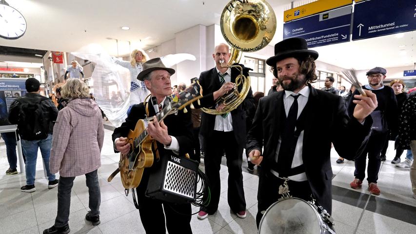 Hauptbahnhof mal anders: Reisende und Blaue-Nacht-Besucher trafen im Bahnhofsgebäude auf diese Musikergruppe.