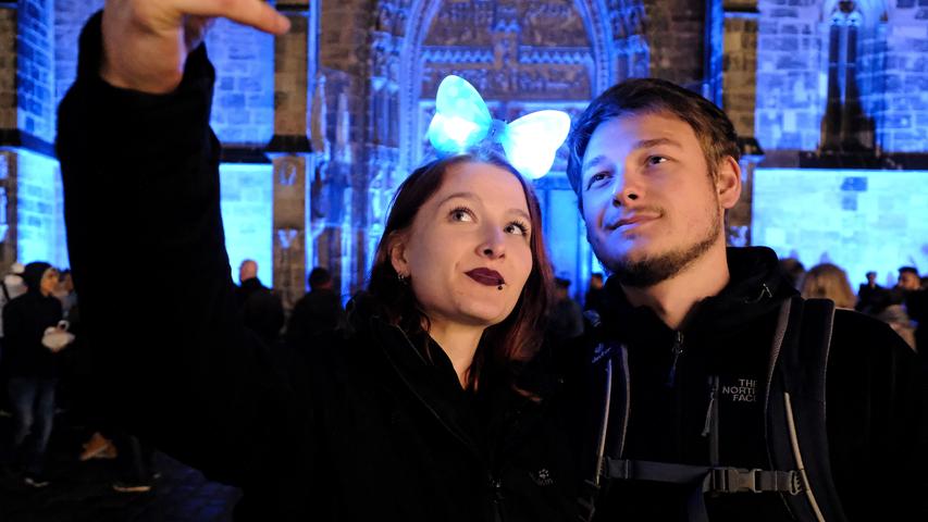 Beliebter Treffpunkt und Selfie-Spot: die blau beleuchtete Lorenzkirche in der Altstadt.