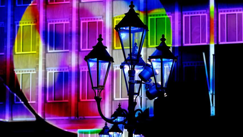 Blaue Glühbirnen, bunte Fassaden. Am Samstag verwandelte sich die Nürnberger Innenstadt in eine Traumlandschaft.