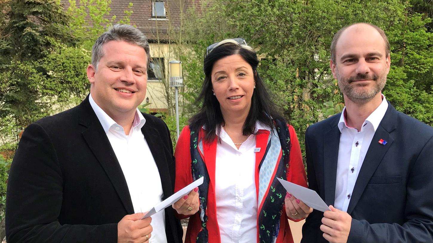 Den offenen Brief an Ministerpräsident Dr. Markus Söder übergab SPD-Kreisvorsitzende Heike Gareis auch der SPD-Bundestagsfraktion, vertreten durch MdB Carsten Träger (l.), und dem stellvertretenden Vorsitzenden des SPD-Landesverbandes Matthias Dornhuber. Den offenen Brief an Ministerpräsident Dr. Markus Söder übergab SPD-Kreisvorsitzende Heike Gareis auch der SPD-Bundestagsfraktion, vertreten durch MdB Carsten Träger (l.), und dem stellvertretenden Vorsitzenden des SPD-Landesverbandes Matthias Dornhuber.