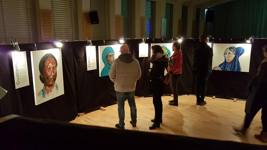 Einen
 Augenblick zum Innehalten in der Blauen Nacht bot im CVJM Nürnberg die
 Ausstellung "Lautloses Leid" der Künstlerin Corinna Maron. Zehn
 Frauenporträts thematisierten in Acryl auf Leinwand die strukturelle
 Gewalt gegen Frauen und die Bedrohung der Menschenrechte.