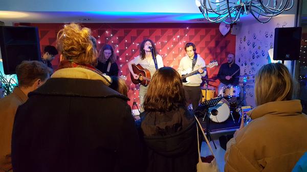 Je später die Blaue Nacht, desto edler die Gäste: Blue Pine Theatre baten in der Lounge des CVJM Nürnberg zum Late Night Konzert. In der regionalen Musikszene haben sich die Nürnberger längst einen Namen gemacht.