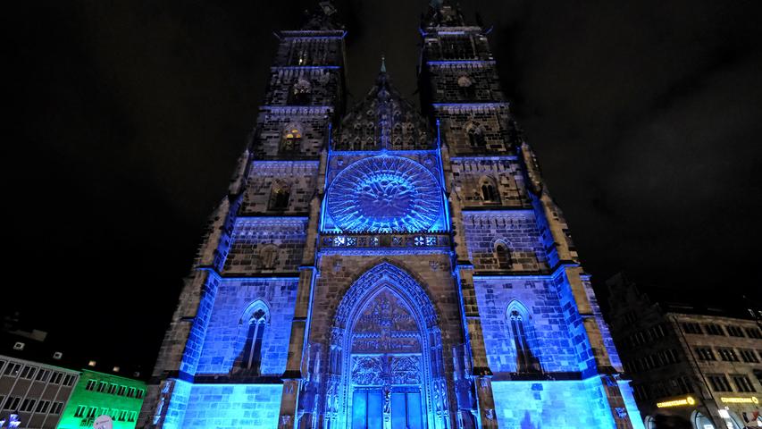 Ein Traum in Blau: Auch die Nürnberger Lorenzkirche erleuchtet bei der blauen Nacht in der wichtigsten Farbe des Abends.