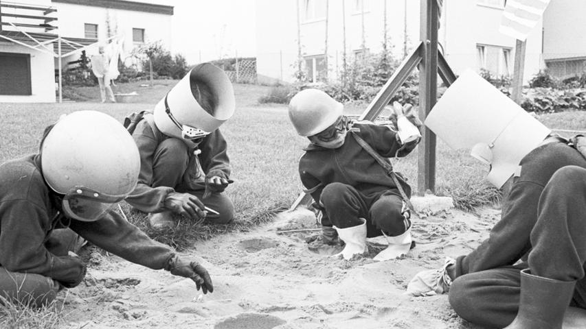 Auch diese Heroldsberger Kinder ließen sich vom Mondfieber anstecken und stellten das Weltraumabenteuer am nächsten Tag gleich in ihrem Garten nach. Sie bastelten sich Raumfahrtanzüge....