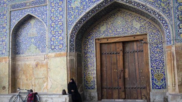 2025 beginnt Ramadan am 28. Februar beziehungsweise 1. März und dauert bis zum 29. oder 30. März. Der genaue Beginn hängt regional von der Sichtbarkeit der zunehmenden Mondsichel ab. Aufgrund verschiedener Berechnungsgrundlagen kann das Datum immer um einen Tag variieren.