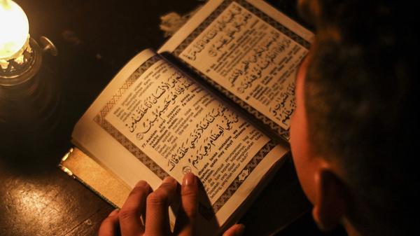 Ramadan ist der Fastenmonat der Muslime. Er findet im neunten Monat des islamischen Mondkalenders statt. Das Fasten gehört zu den fünf Säulen des Islams – das sind Grundpflichten, an die sich gläubige Muslime halten sollen. Der Ramadan ist für viele Muslime weltweit die wichtigste Zeit des Jahres.