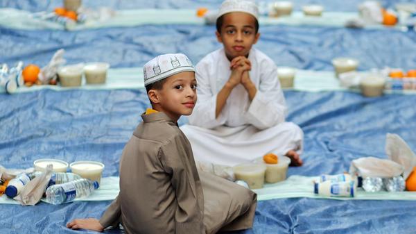 Die islamischen Fastenregeln lassen Ausnahmen zu: Ältere Personen, Schwangere, Kranke, aber auch Personen, die sich auf Reisen befinden oder sehr schwere Arbeit verrichten, müssen nicht unbedingt fasten. Auch für Kinder gilt diese Ausnahmeregelung, wenn sie dennoch möchten, dürfen sie fasten. Ärzte raten immer wieder zur Vorsicht, denn das strenge Fasten sowie der Flüssigkeitsmangel können zu verminderter Konzentrationsfähigkeit und schlechtem Schlaf führen.