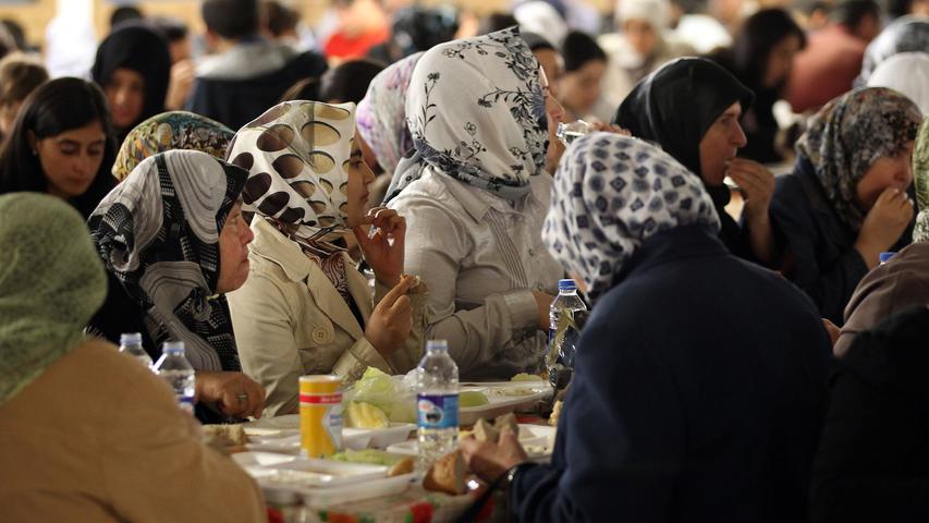 Während des Ramadan verzichten Muslime in der Regel von der Morgendämmerung bis zum Sonnenuntergang auf Essen, Trinken, Rauchen und Sex. Zudem sollen sie besonders darauf achten, keine Sünden zu begehen. In der Zeit des Ramadan sind gläubige Muslime außerdem dazu angehalten, für Bedürftige zu spenden.