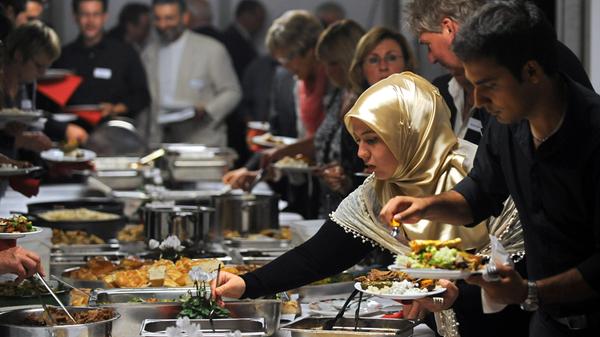 Das Ende des Ramadan feiern Muslime mit dem dreitägigen Fest des Fastenbrechens, auch Zuckerfest genannt. Auf arabisch heißt diese Feier "Id al Fitr", im Türkischen "ramazan bayram". Die Menschen versammeln sich mit Verwandten, aber auch Nachbarn und Freunden zum Fastenbrechen, zudem gibt es Gebete und Predigten. Die Fastenzeit endet und das Fest beginnt, wenn man die Mondsichel am Himmel sieht.