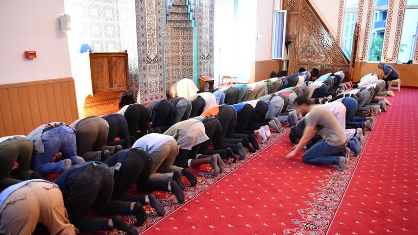 Die Zahl der Muslime, die in Deutschland leben und an Ramadan fasten, lässt sich natürlich nicht ganz genau ermitteln. Das Bundesministerium des Innern und für Heimat schätzt die Zahl der Muslimen in Deutschland zwischen 4,4 und 4,7 Millionen ein. Also circa 5,4 bis 5,7 Prozent der Gesamtbevölkerung. 