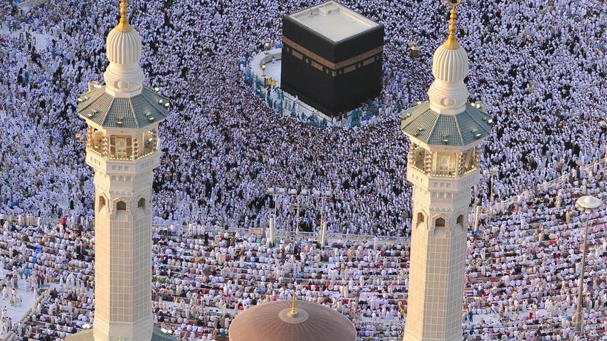 Neben dem Fasten bilden das Glaubensbekenntnis zu Allah und Mohammed, das Gebet, welches fünf Mal am Tag erfolgen soll, der "Zakat", also die soziale Pflichtabgabe, und die Pilgerfahrt nach Mekka die weiteren Grundsäulen des Islam.