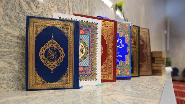 Nein, der Ramadan hat jedes Jahr einen anderen Start- und Endzeitpunkt. Der Beginn richtet sich nach dem islamischen Kalender, genauer gesagt nach dem Erscheinen der Neumondsichel. So kommt es, dass der Ramadan zwar immer rund 30 Tage dauert, aber jedes Jahr um etwa elf Tage nach vorne wandert.