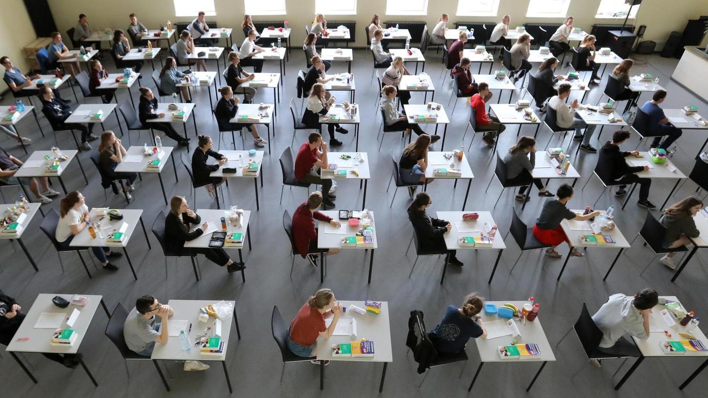37.000 junge Menschen sind in diesem Jahr in Bayern zum Abitur angetreten. Tausende mehr unterzeichneten bis gestern eine Petition, wonach die Mathe-Aufgaben zu schwer waren.
