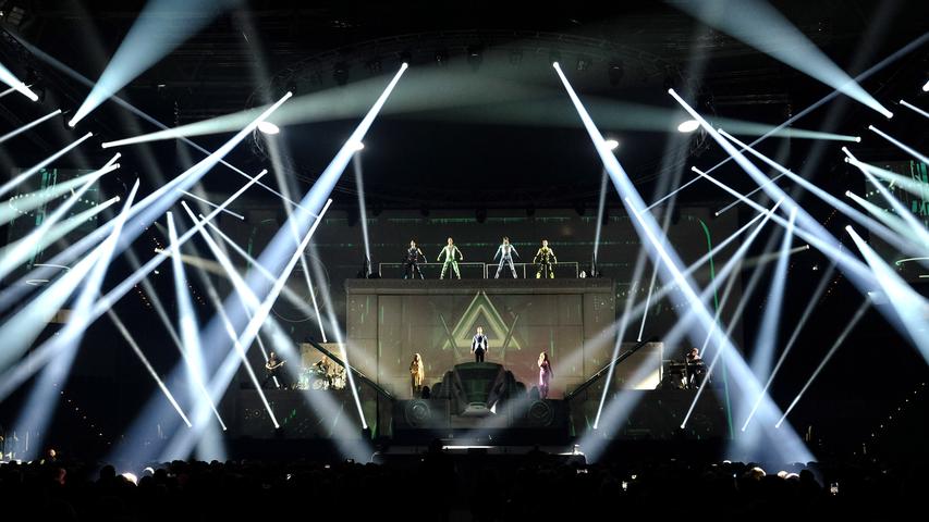 Lichterspektakel und dynamische Choreo: DJ Bobo rockt in der Arena