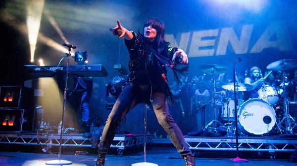 Wozu braucht man ein Abi, wenn man "99 Luftballons" hat? Ob Sängerin Nena sich diese Frage einmal gestellt hat, ist nicht überliefert. Klar ist dagegen, dass Gabriele Susanne Kerner, so ihr bürgerlicher Name, die Schule vor dem Abitur abgebrochen hat. Stattdessen machte sie eine Lehre zur Goldschmiedin und landete dann in den 80er Jahren spätestens mit ihrem Welthit unübersehbar in den Charts.